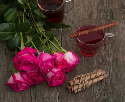 Still two cups of tea roses and cookies in conjunction, the theme of food and beverages