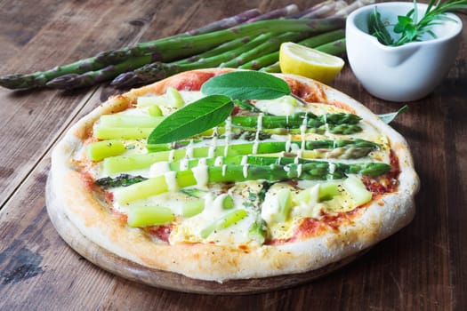 Asparagus pizza with hollandaise sauce,mozzarella and sage