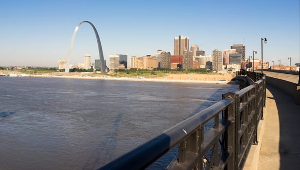 Gateway to the West St. Louis stands on the riverbank of the Missouri River