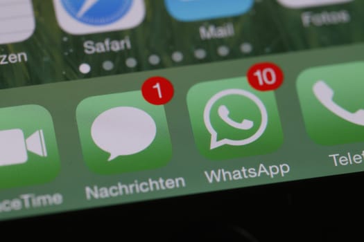 Whatsapp and sms on Iphone screen