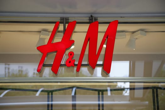 H &M Label