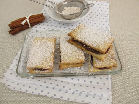 Stuffed double biscuits with chocolate-cinnamon cream