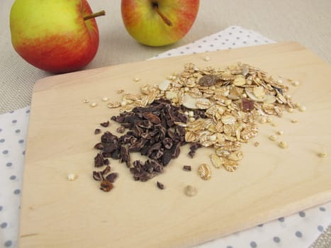 Cocoa nibs from raw cocoa and muesli