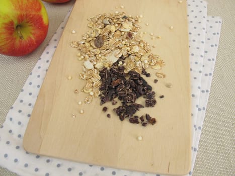 Cocoa nibs from raw cocoa and muesli