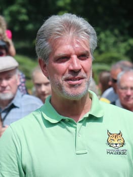 Director ZOO Magdeburg Dr. Kai Perret at the name baptism of white lion babies in the Magdeburg Zoo on 26.7.16