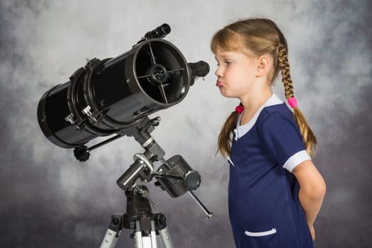 Girl disappointed by what he saw in the telescope