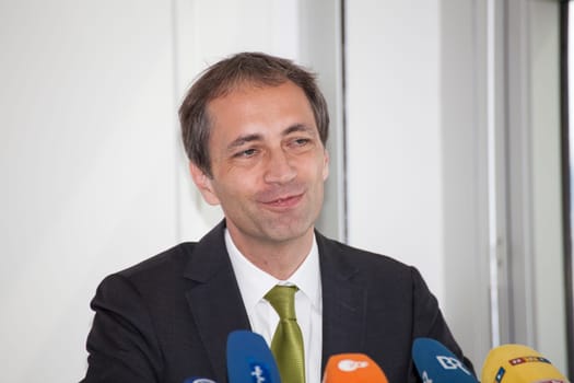 Dr. Clemens Muth (Chair. Board) at the DKV PK on the Health Report (How healthy does Germany live?) 2016