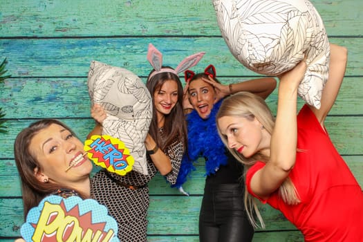 4 girls make a pillow fight - Photobooth and pillow fight