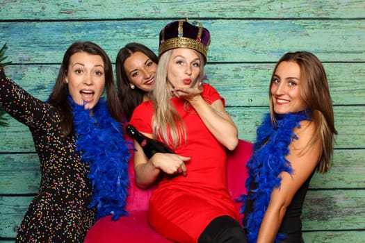 Queen with sparkling wine gives an air kiss - fun with a photo box
