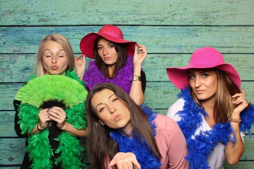 Women with feather boas make Knutschmund - Fotobox Party