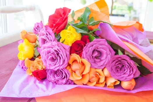 Froehlicher Strauss roses in bright colors