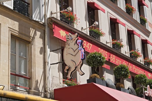 overlooking the rack shield of a restaurant in Paris 1st arrondissement near the halls