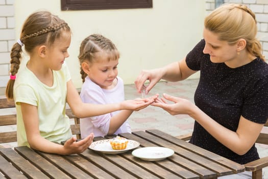 Mother pours into the handle daughters confectionery Powder for cupcakes