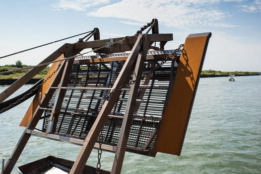 Draga snow blower for fishing bivalve molluscs mounted on a fishing boat