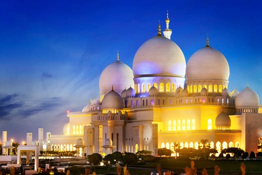 Sheikh Zayed Grand Mosque at dusk (Abu-Dhabi, UAE)