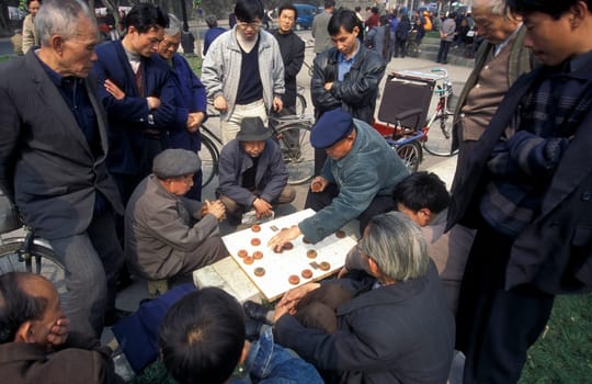 old people in a parc in the city of Chengdu in the provinz Sichuan in centrall China.