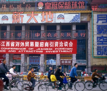 a streetscene the city of Nanchang in the provinz Jiangxi in central China.