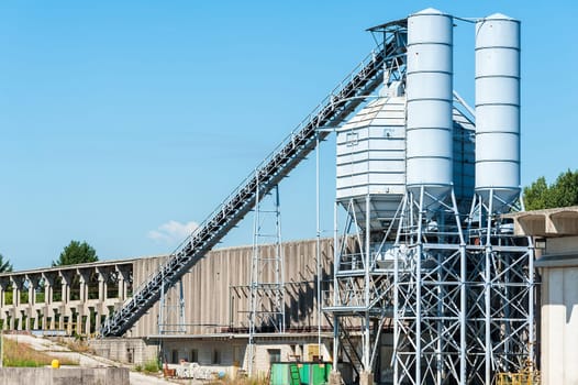Silos and plant for the production of concrete