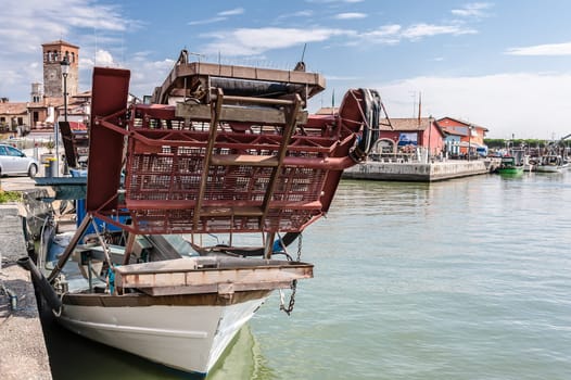 Draga snow blower for fishing bivalve molluscs mounted on a fishing boat