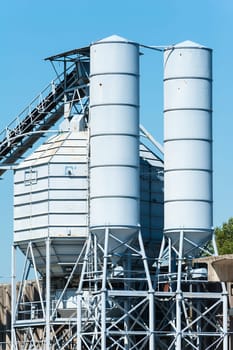 Silos and plant for the production of concrete