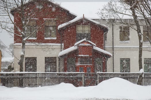 A picture of a house while it's snowing