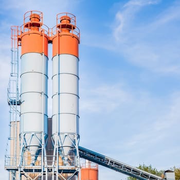 Industrial silos for the production of cement