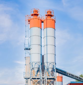 Industrial silos for the production of cement