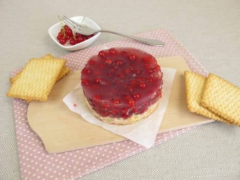 Red currant cake without baking with cookie crumb base