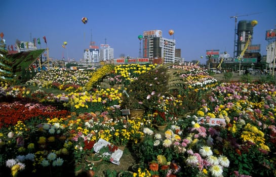 a streetscene the city of Nanchang in the provinz Jiangxi in central China.