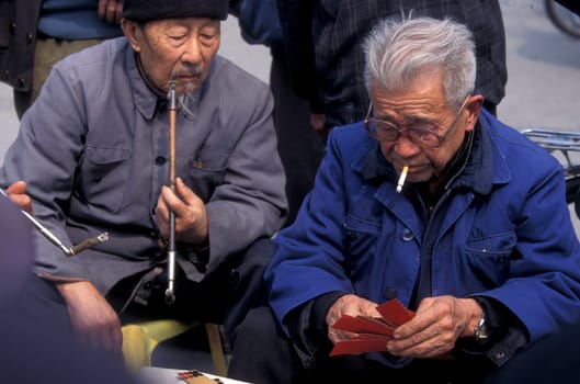 Older people play chinese games in a parc in the city of Chengdu in the provinz Sichuan in centrall China.