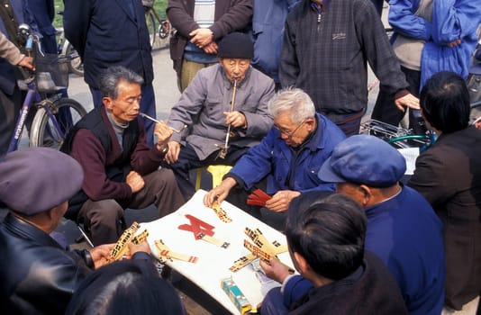 Older people play chinese games in a parc in the city of Chengdu in the provinz Sichuan in centrall China.