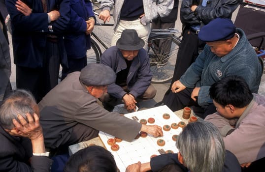 Older people play chinese games in a parc in the city of Chengdu in the provinz Sichuan in centrall China.