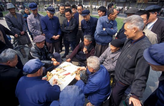 Older people play chinese games in a parc in the city of Chengdu in the provinz Sichuan in centrall China.