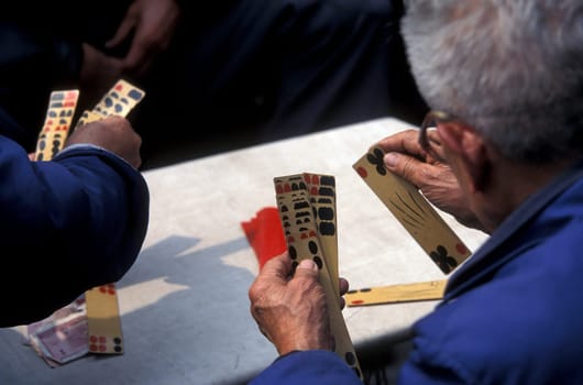 Older people play chinese games in a parc in the city of Chengdu in the provinz Sichuan in centrall China.