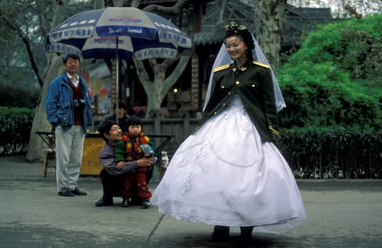 a chinese Wedding couple in a parc in the city of Chengdu in the provinz Sichuan in centrall China.