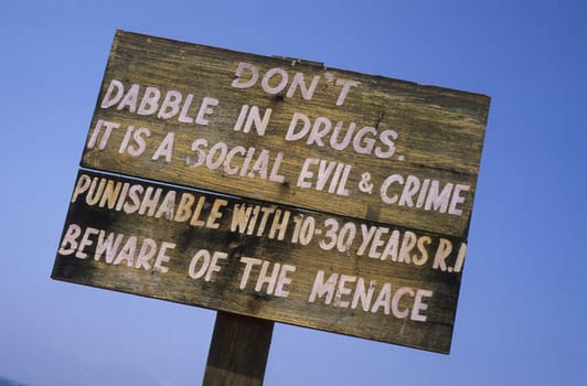 a warning to take drugs in the village of Anjuan in Goa in Indien.