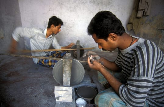 stone finsher at work in the city of Jaipur in the province of Rajastham in India.