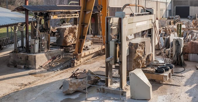 Plant for cutting stone blocks into slabsfor the construction industry