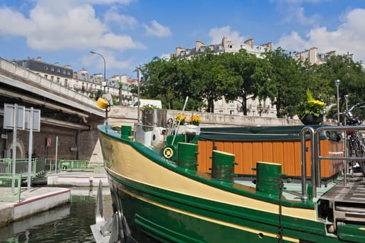 boat in the Bassin de l Arsenal west of the Place de la Bastille