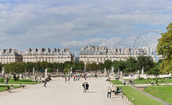 Parisians and tourists in Tuileries garden (Jardin des Tuileries)