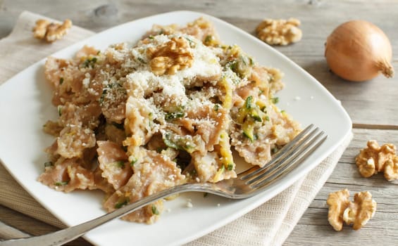 Wholegrain Pasta with topinambur cream, walnuts and zucchine on wood