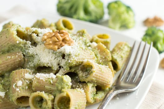 Wholegrain Pasta with broccoli and walnuts cream