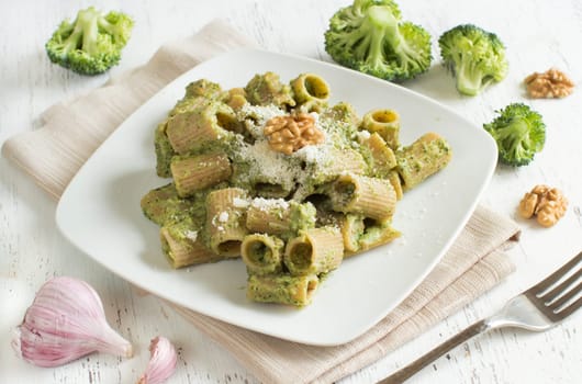 Wholegrain Pasta with broccoli and walnuts cream