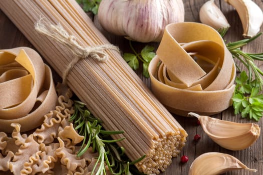 Whole wheat italian pasta with garlic and herbs