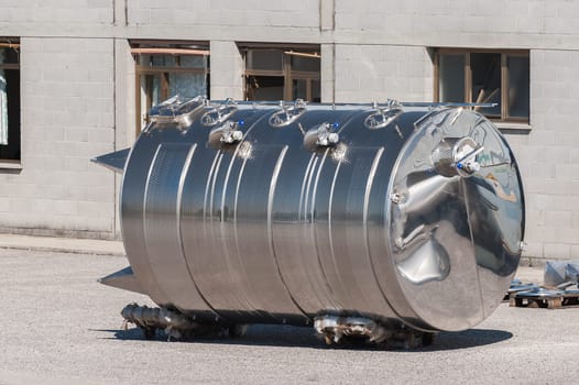 Stainless steel tanks. For use in foodstuffs