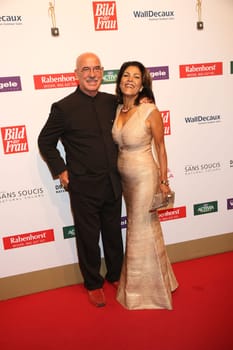 Otto Retzer with accompaniment at the 10 years GOLDENE BILD der FRAU – the big anniversary gala in Hamburg's Stage Theater