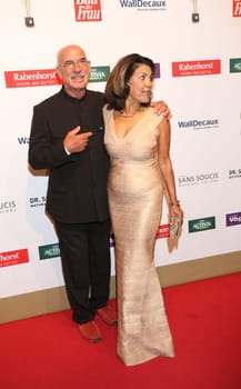 Otto Retzer with accompaniment at the 10 years GOLDENE BILD der FRAU – the big anniversary gala in Hamburg's Stage Theater
