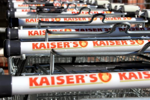 Shopping cart with Kaiser's brand logo