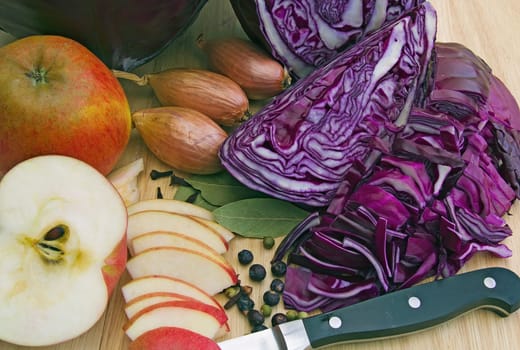 cooking red cabbage with the traditional ingredients