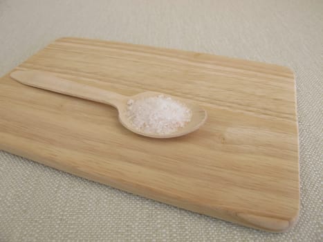 Six grams of salt per day on a wooden spoon